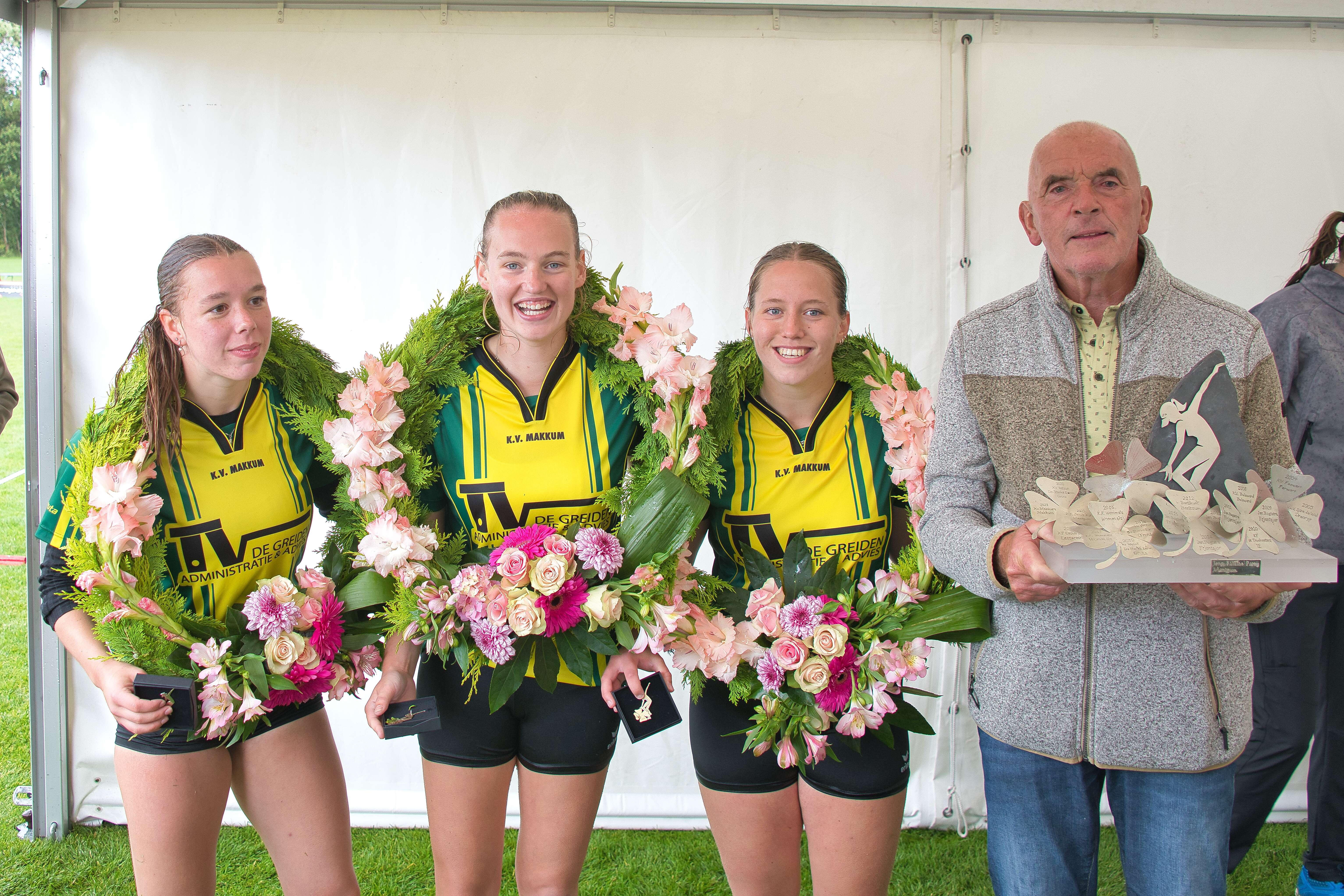 Makkum prolongearret titel
