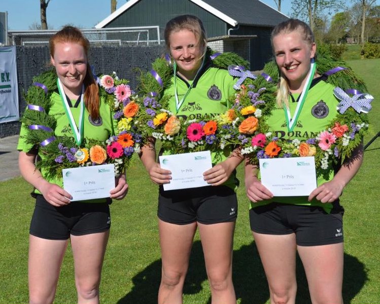 Jennie mei har frije formaasje partoer de krâns op 1e klasse partij